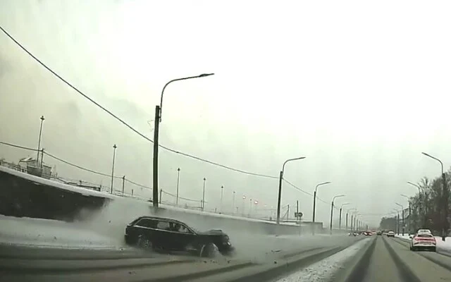  &laquo;Не был пристегнут, вылетел через лобовое&raquo;: Audi врезался в столб в Петербурге