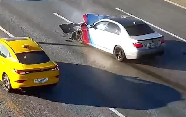  Момент ДТП на МКАД: водитель BMW двигался по выделенной полосе и въехал в кроссовер