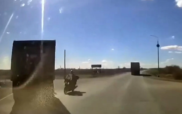  Роковой поворот налево: мотоцикл и грузовик столкнулись в Челябинской области