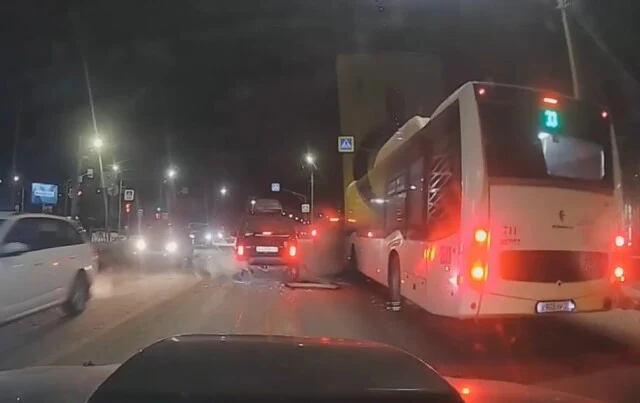  В Омске автобус въехал в стоящие на светофоре автомобили