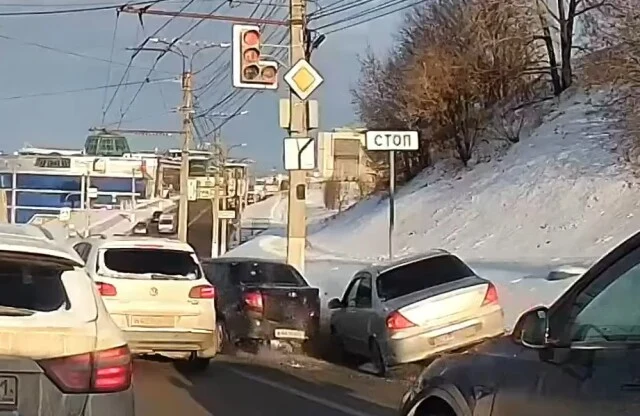  ДТП на светофоре в Чебоксарах: водитель автомобиля Kia не смог затормозить и въехал в &laquo;Ладу Гран