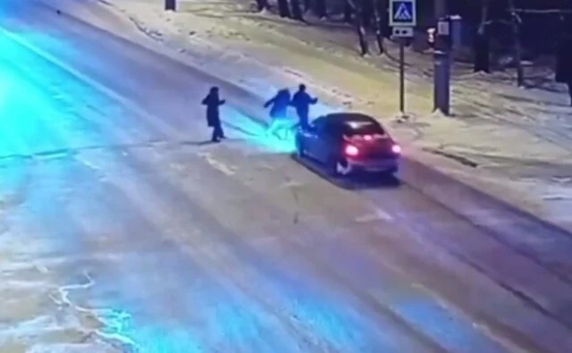  Автомобиль сбил двоих пешеходов на пешеходном переходе в Архангельске