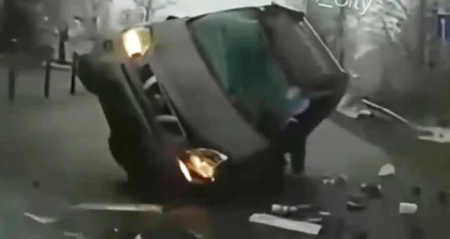  Женщина на &laquo;Ниссане&raquo; врезалась в ограждение и перевернулась на Можайском шоссе