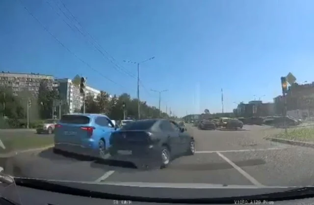  Что-то пошло на так: водитель седана решил поиграть в &laquo;шашки&raquo; за рулем и попал в ДТП