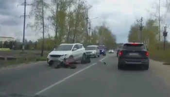  В Воронежской области мужчина на самокате столкнулся с двумя автомобилями