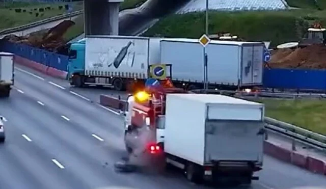  Фургон столкнулся с притормозившим бензовозом на МКАД