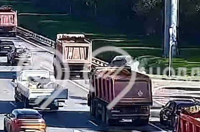  &laquo;Испугался, дёрнул руль и вылетел с дороги&raquo;: камеры запечатлели момент ДТП на МКАД