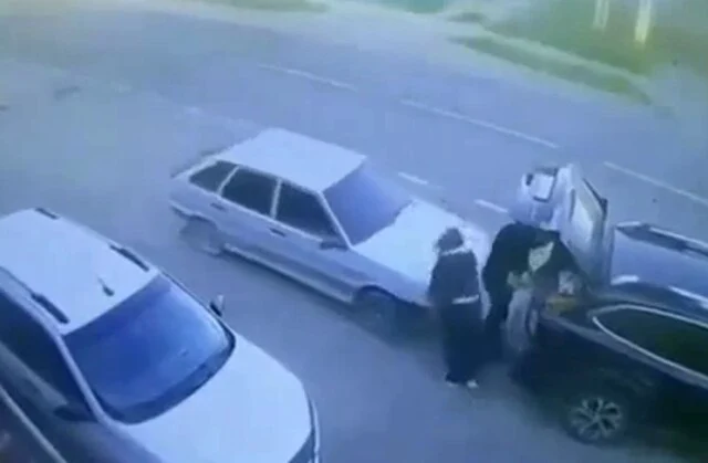  ДТП на парковке в Вельске: &laquo;Лада&raquo; внезапно начала движение и сбила мужчину