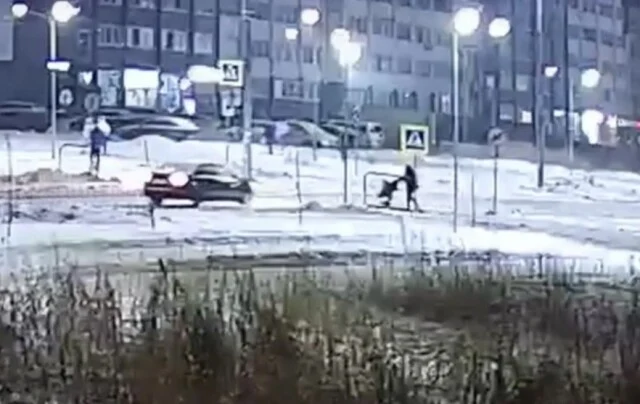  В Челябинске начинающая автоледи сбила коляску с ребенком и скрылась