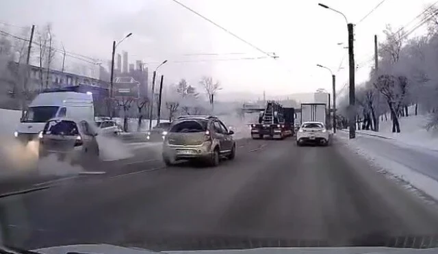  &laquo;Поскользнулась на рельсах&raquo;: женщина въехала в скорую помощь в Красноярске