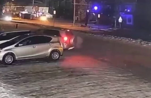  В Чите водитель внедорожника разбил несколько машин возле отдела полиции и скрылся