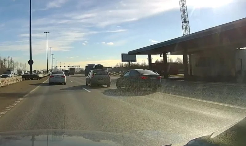  На КАД водитель седана играл в шашки за рулем и перевернулся