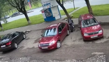  В Кирове водитель &laquo;Гранты&raquo; устроил ДТП во дворе и скрылся