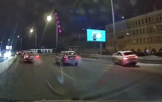  Автомобиль врезался в столб на Свердловской набережной в Петербурге