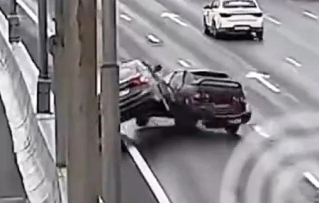  Один автомобиль прижал другой к отбойнику на МКАД