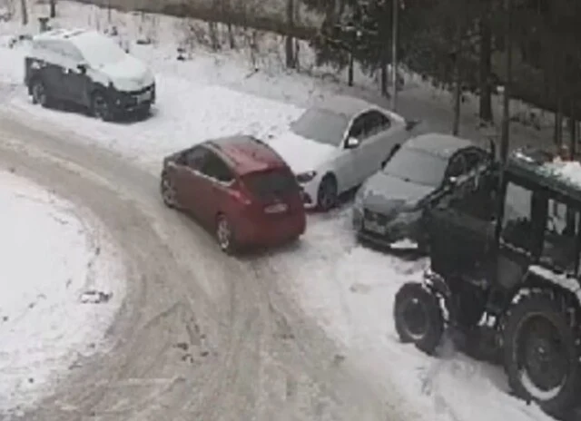  В Казани пьяный водитель столкнулся с трактором и легковым автомобилем, пытался скрыться и попал
