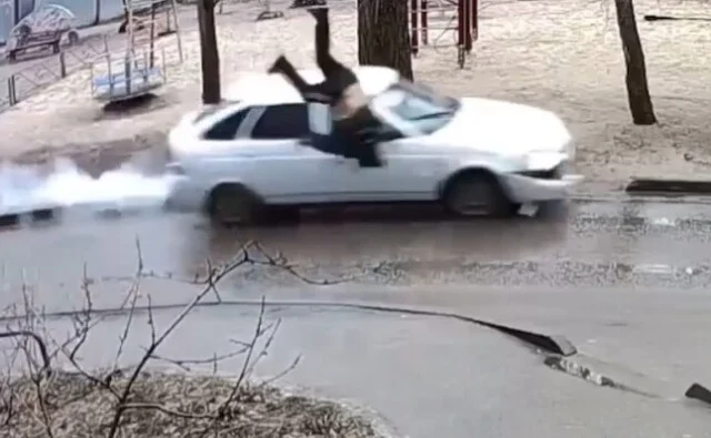  ДТП во дворе в Воронеже: автоледи сбила пешехода и врезалась в столб