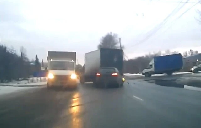  В Омске водитель &laquo;Газели&raquo; пытался вытащить своего коллегу из сугроба, чтобы привело к ДТП