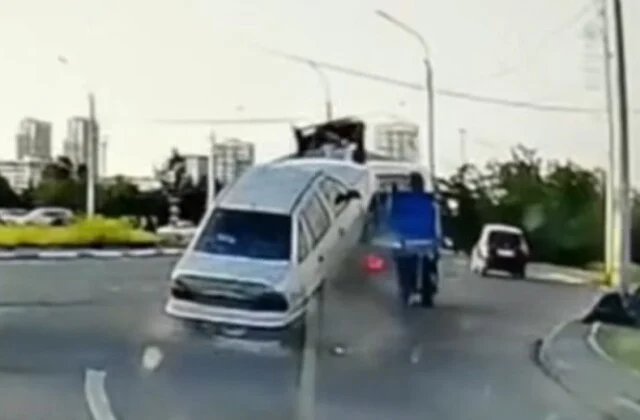  &laquo;Не довёз до штрафстоянки&raquo;: автомобиль выпал из эвакуатора на перекрестке в Красноярске