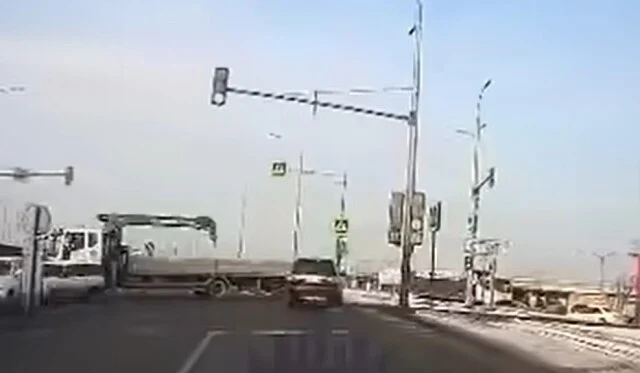  В Красноярске водитель внедорожника пытался проехать между манипулятором и столбом