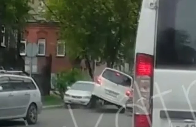  В Иркутске водитель минивэна пытался объехать пробку по встречной полосе и попал в ДТП