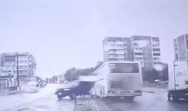  Автобус и Toyota Land Cruiser столкнулись в Нижнем Тагиле