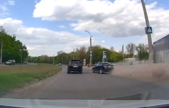  В Луганске пьяный водитель &laquo;Соляриса&raquo; вылетел с дороги и подбил две припаркованные машины