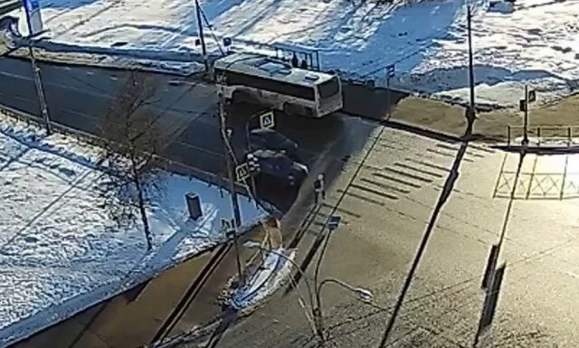  В Петербурге школьница перебегала дорогу на красный и попала под машину