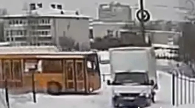  В Арзамасе водитель &laquo;Газели&raquo; выезжал со двора задним ходом и не заметил автобус