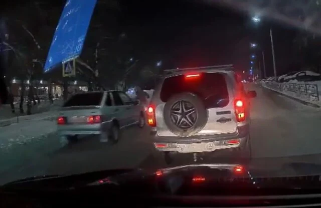  В Уфе водитель &laquo;Лады&raquo; проехал на красный, сбил женщину и скрылся