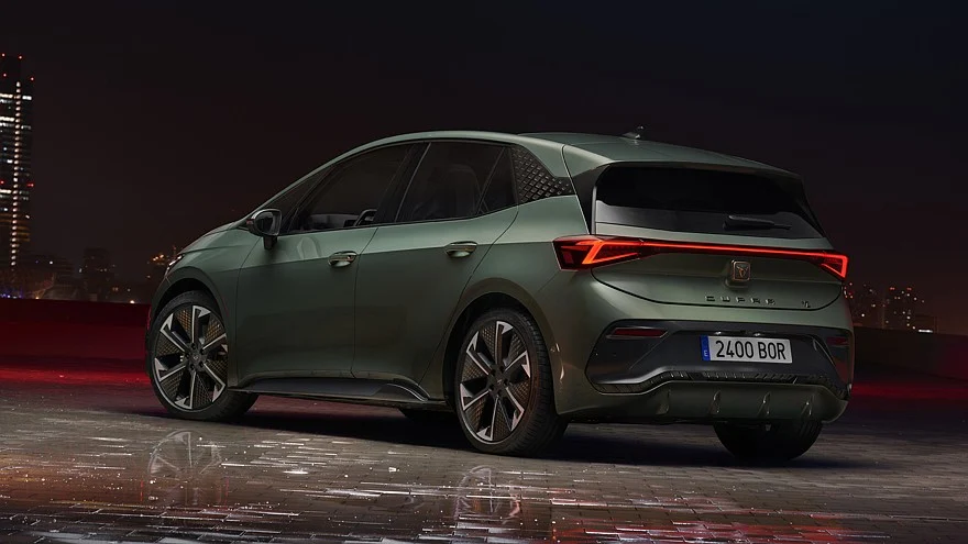 На фото: актуальный хэтчбек Cupra Born VZ