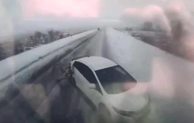  Легковой автомобиль на летней резине столкнулся сразу с двумя большегрузами на трассе &laquo;Амур&raquo;