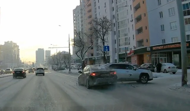  &laquo;Поворачивала направо с левой полосы&raquo;: женщина спровоцировала ДТП в Екатеринбурге