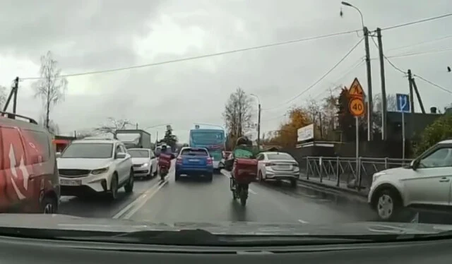  &laquo;Разбил зеркало&raquo;: конфликт на дороге запечталела камера