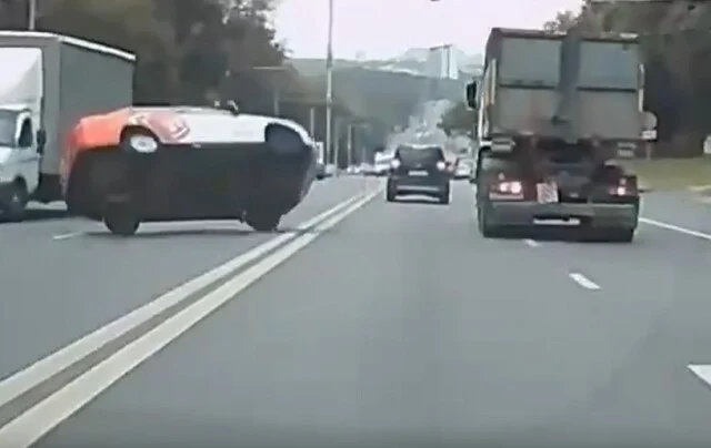  &laquo;Лада&raquo; перевернулась на крышу в результате ДТП в Нижнем Новгороде
