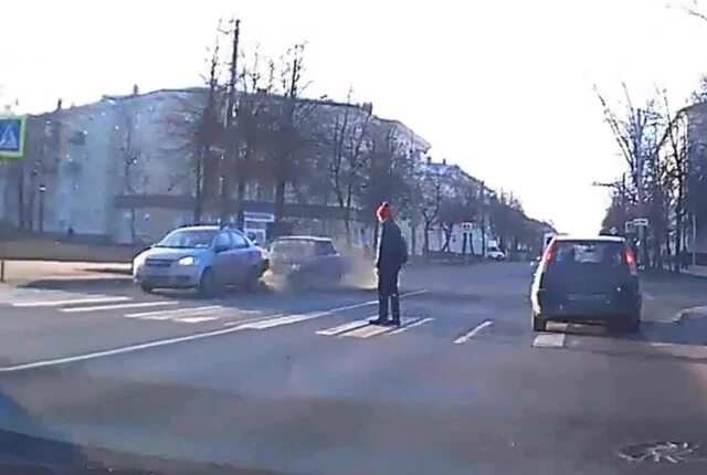  В Великом Новгороде водитель иномарки выезжал со второстепенной и столкнулся с &laquo;Ладой&raquo;