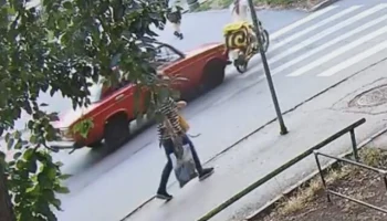  Курьер попал под колёса автомобиля в Новосибирске