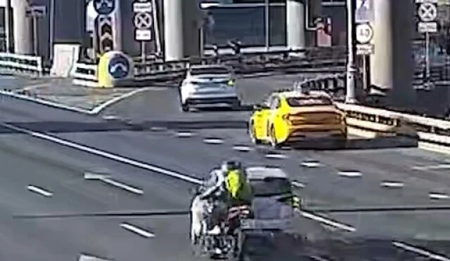  Мотоцикл и легковой автомобиль столкнулись на МКАД