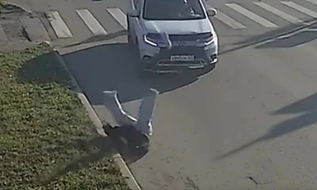  В Красноярске женщина на внедорожнике на пешеходном переходе сбила самокатчика