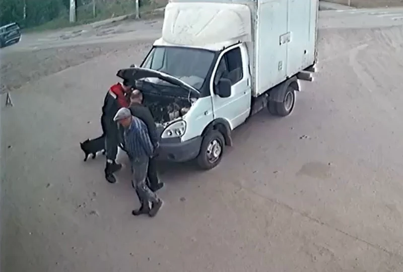  Момент ДТП в Волжском: водитель &laquo;Опеля&raquo; не справился с управлением и врезался в &laquo;Газель&raquo;