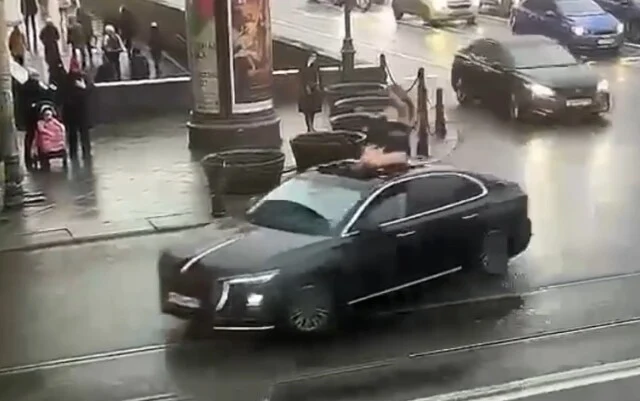  Женщина прокатилась по Санкт-Петербургу на&nbsp;крыше автомобиля