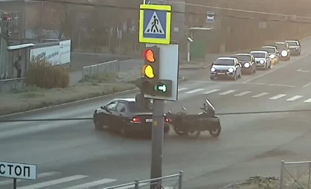  В Каменске-Уральском водитель автомобиля проехал на красный и столкнулся с мотоциклом