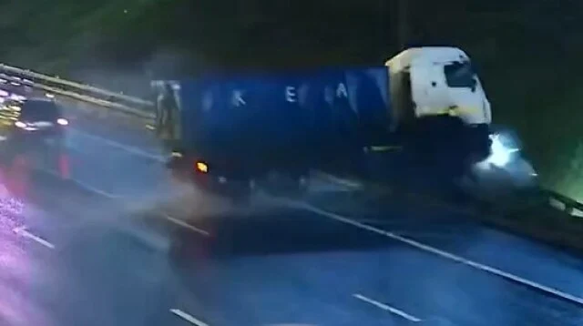  &laquo;Испугался и нажал на тормоза&raquo;: грузовик опрокинулся&nbsp;на 71 километре МКАД