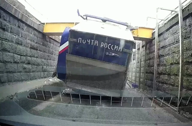  Автомобиль &laquo;Почты России&raquo; стал жертвой &laquo;Моста глупости&raquo; в Санкт-Петербурге