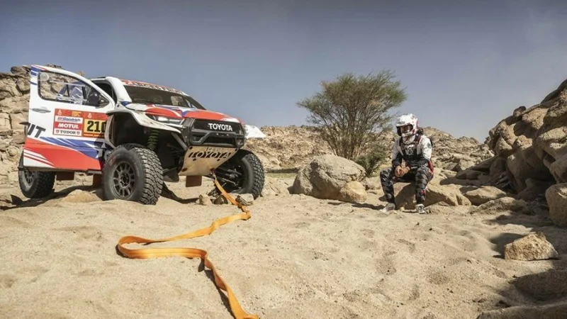 Курьёз дня на &laquo;Дакаре-2026&raquo;: внедорожник застрял в песке на старте спецучастка