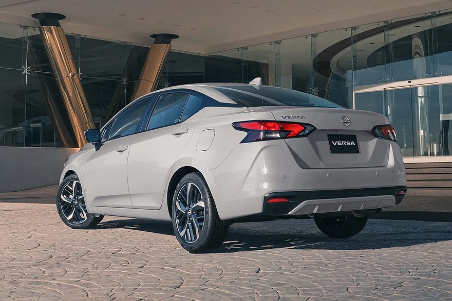Предыдущий седан Nissan Versa