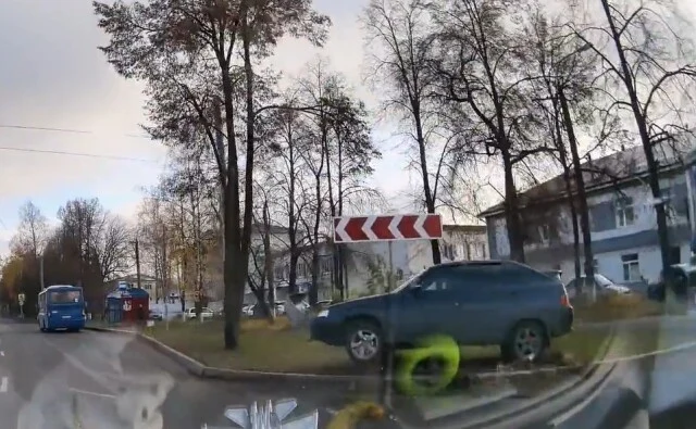  В Йошкар-Оле лихач на &laquo;Ладе&raquo; не вписался в поворот и снёс дорожный знак