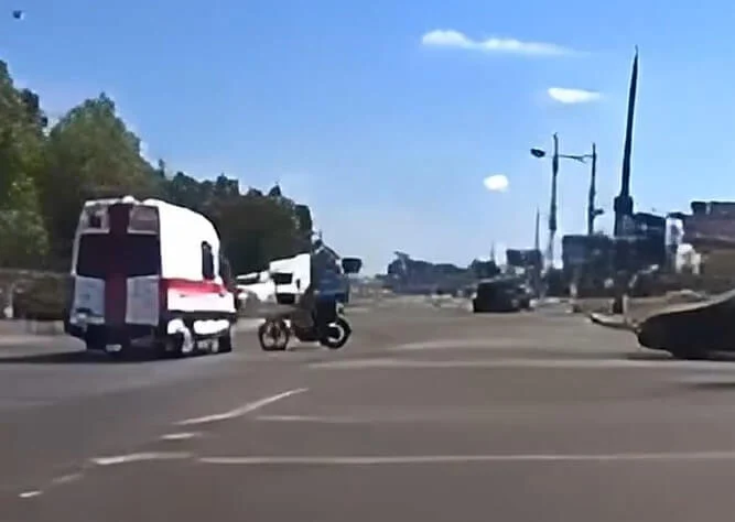  Подросток на мотоцикле врезался в машину МЧС на перекрестке в Бресте