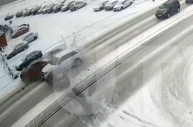  В Стерлитамаке водитель Audi не вписался в поворот и разбил несколько машин