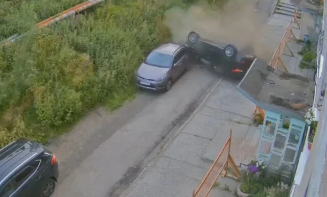  В Мурманской области кроссовер налетел на ограждение, врезался в припаркованную машину и перевер